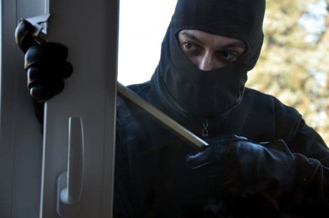 Tinerii din jaful „ca în filme” cu prejudiciu de 80 de lei arestați preventiv pentru 30 de zile