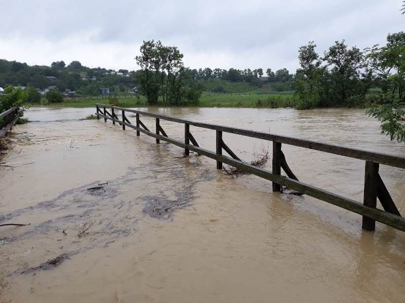 22 de persoane au fost evacuate de pompierii botoșăneni din calea apelor, în cursul zilei de astăzi