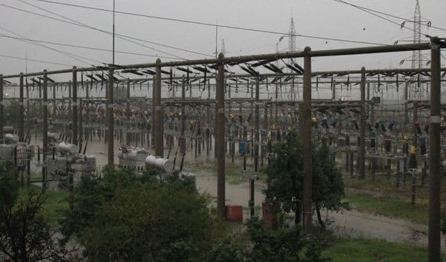 Precipitaţiile abundente şi viiturile au afectat sistemul energetic din Bacău, Botoşani şi Neamţ - FOTO