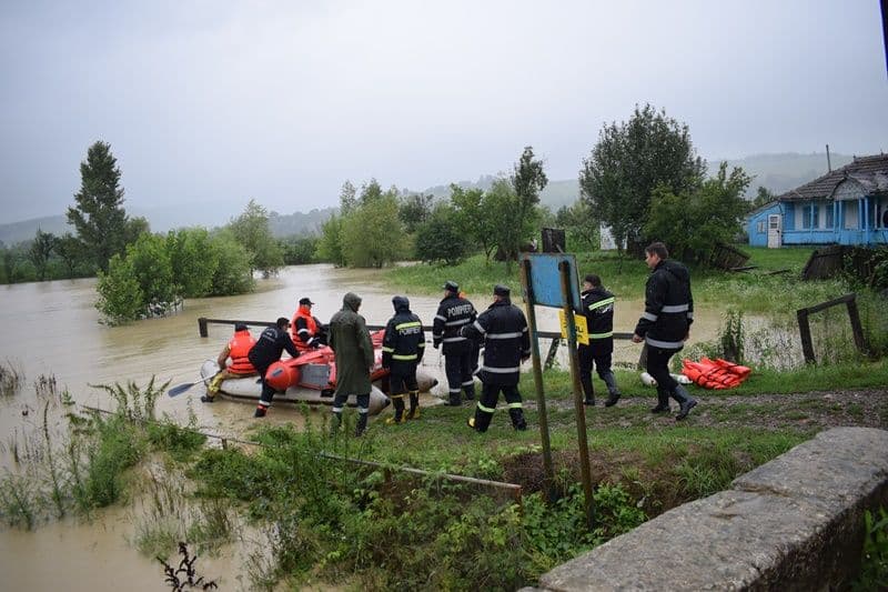 Prefectul şi şeful ISU, în judeţ pentru monitorizarea situaţiilor apărute în urma precipitaţiilor - FOTO