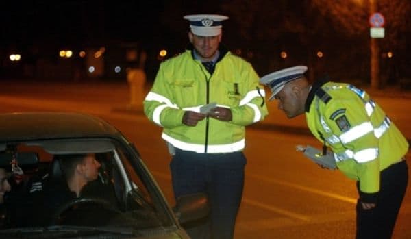 Un șofer care mirosea a alcool a refuzat să sufle în fiolă și s-a ales cu dosar penal