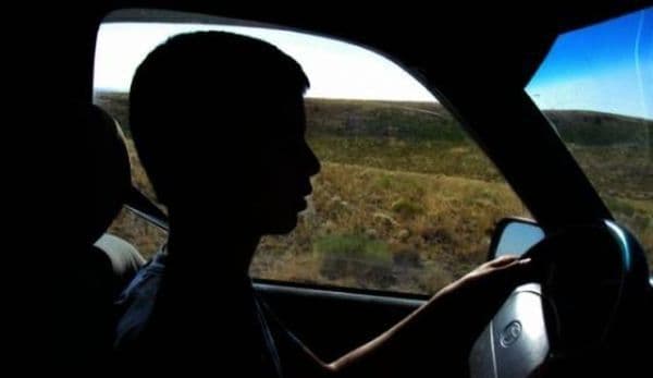 Minor de 16 ani prins la volan fără permis și băut