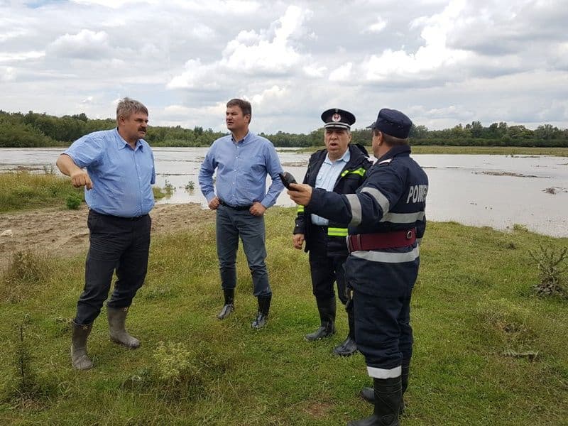Localităţile aflate pe malul Prutului, vizitate de prefect - FOTO