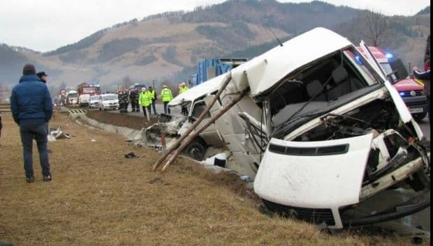 Accident grav, un microbuz cu 9 pasageri s-a răsturnat în judeţul Suceava
