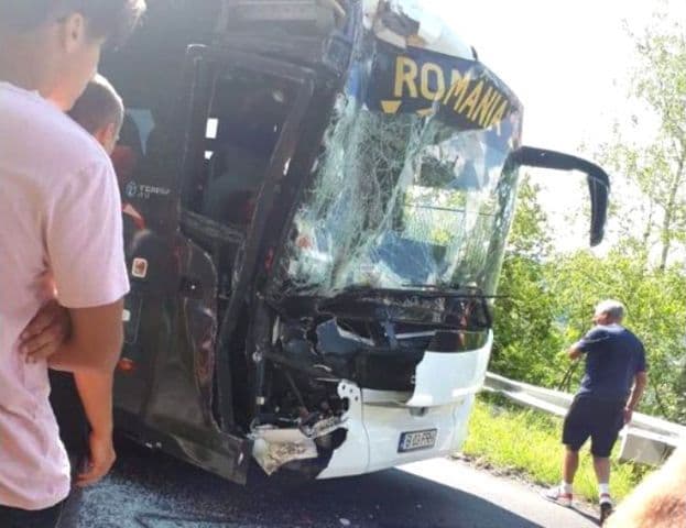 Autocar plin cu sportivi români implicat într-un accident în Muntenegru
