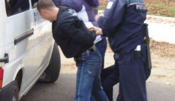 Tânăr reţinut pentru distrugere, amenințare, lovire și alte violențe