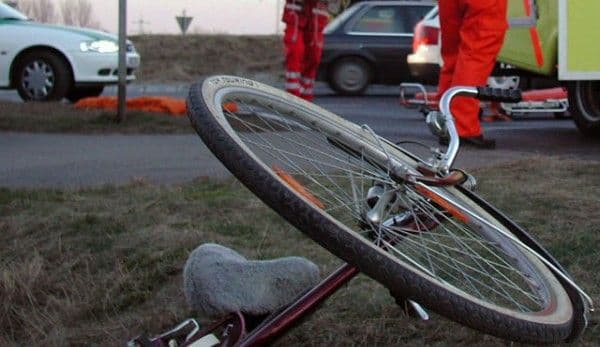 Biciclist ajuns la spital după ce nu a acordat prioritate unui autoturism