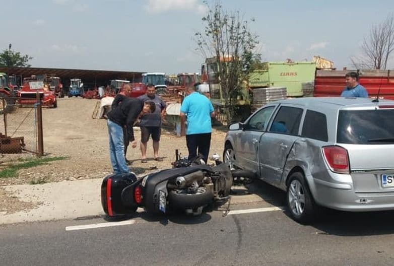 Imprudența era să îl coste viața. A intrat cu motocicleta în plin într-o mașină - FOTO