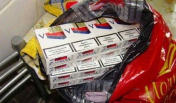 Tigări de contrabandă confiscate de poliţişti, în zona Pieţei Centrale