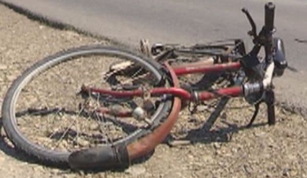 ACCIDENT – O biciclistă a ajuns la spital, după ce a fost acroșată de o mașină