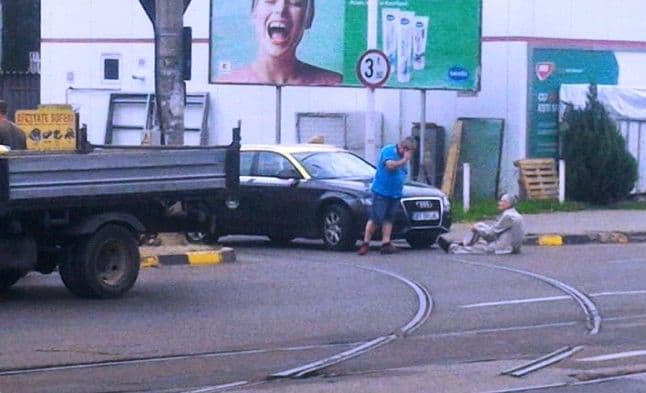 Accident bizar: Bărbat prins sub un TAXI care tot încerca să meargă înainte