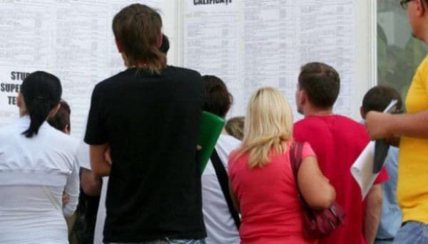 Absolvenţii de clasa a XII-a se pot înregistra la ANOFM pentru integrarea pe piaţa muncii. Ce facilităţi financiare pot obţine!