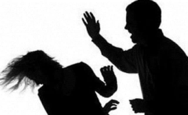 Bărbați reținuți de polițiști pentru violență în familie