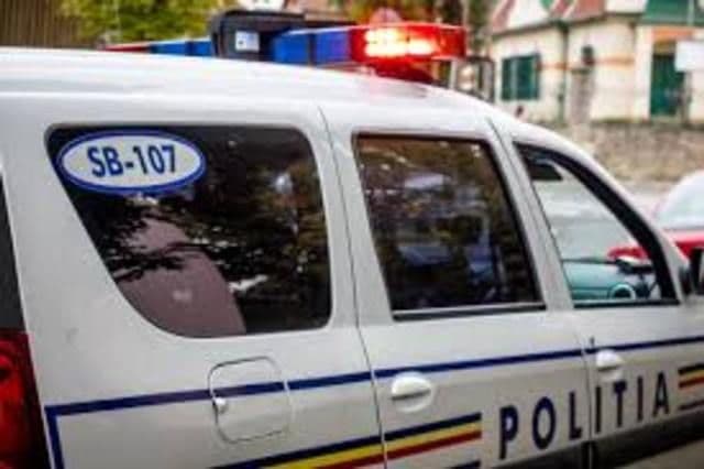 Beat și fără permis, un tânăr din Șendriceni a distrus gardul unui imobil