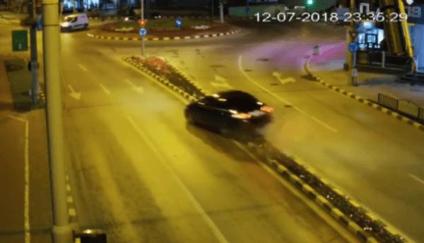 Scene spectaculoase suprinse de o cameră de supraveghere într-un sens giratoriu din Suceava – VIDEO