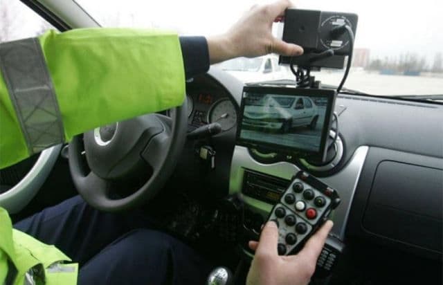 Amendă de aproape 5000 lei și dosar penal pentru un șofer care a fugit de polițiștii dorohoieni