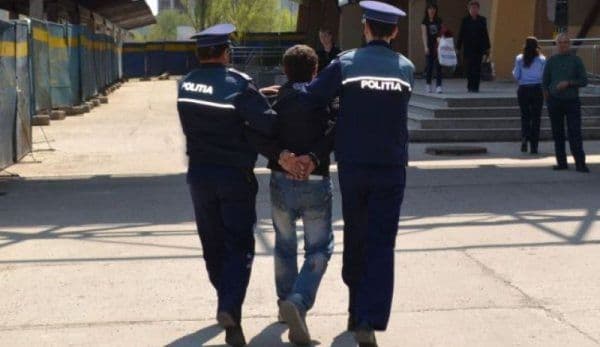 Prins de polițişti, după ce a furat 64 de lei din casa unei bătrâne