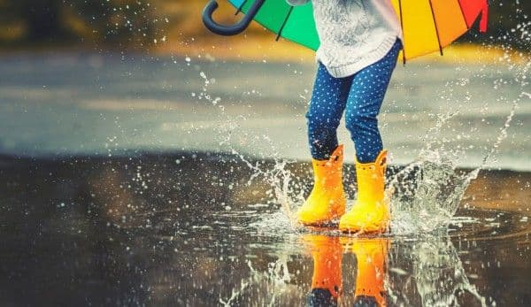 Ploi puternice lovesc România. Când şi unde se anunţă prăpăd, cât de mult cresc temperaturile