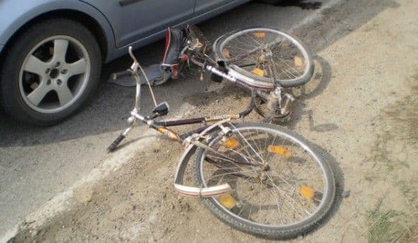 Accident ca-n filme la Broscăuţi: a deschis portiera și a accidentat grav un biciclist