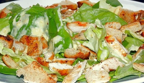 Salată Caesar cu sos de iaurt