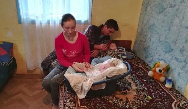 Uluitor! O adolescentă de 15 ani, a născut doi copii şi este însărcinată a treia oară. „Pe mine mă fac fericită copiii şi bărbatul”