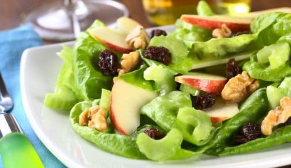 Salată waldorf