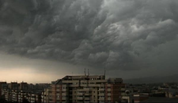 Avertizări de cod galben pentru ploi torenţiale şi grindină, până marţi. Vremea se răceşte şi va ploua în toată ţara