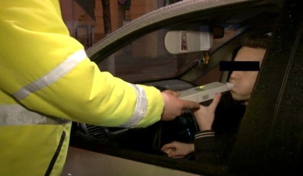 A căzut la testul cu fiola. Șofer beat, depistat de polițiști în timp ce conducea pe un drum european