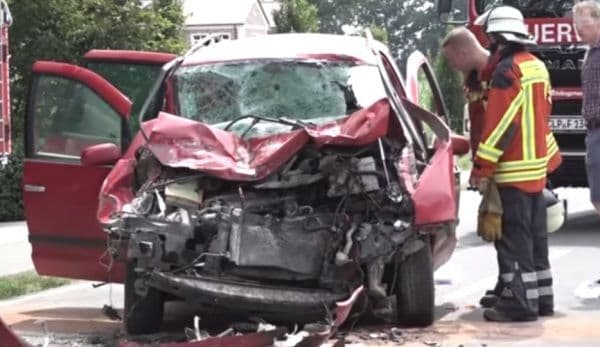 Accident grav în Germania: 7 români au fost răniți după ce au intrat cu mașina într-un tractor