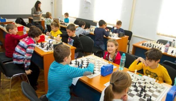 Elevii scutiţi la orele de educaţie fizică şi sport vor practica şahul