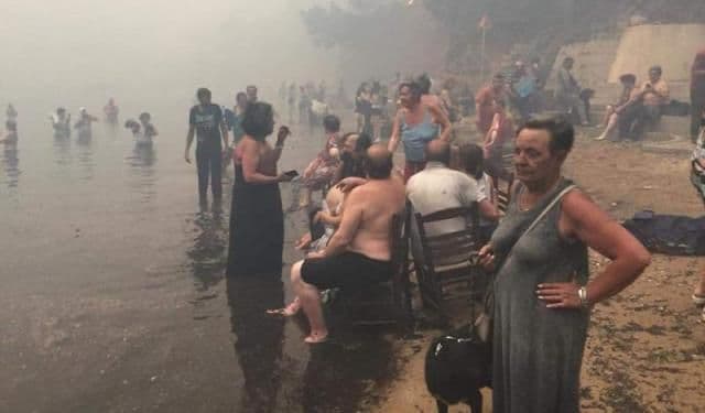 Imaginile tragediei din Grecia: Trupuri carbonizate, găsite îmbrățișate la câțiva metri de mare