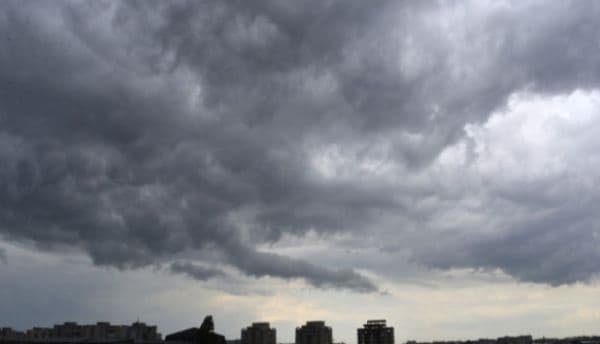 Urgia loveşte România. Unde va ploua zilnic, în ce zone se încălzeşte şi cât ţin fenomenele extreme
