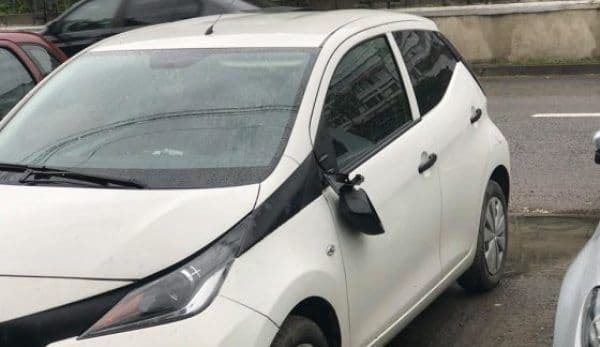 Patru mașini cu oglinzile rupte, pagube de 7.000 de lei. Autorul a fost reținut