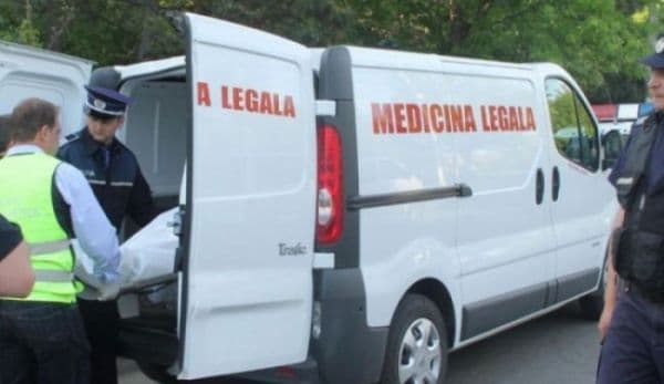 A băut până a murit! O tânără de 35 de ani a fost descoperită moartă de către vecini!
