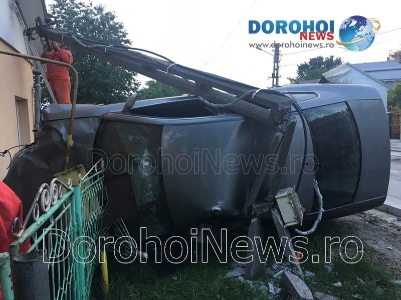 Accident de circulație în Dorohoi: Pagube serioase produse de o mașină scăpată de sub control pe strada Ștefan cel Mare - FOTO