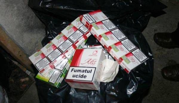 S-a ales cu dosar penal pentru contrabandă, după ce a fost prins cu câteva pachete de ţigări netimbrate