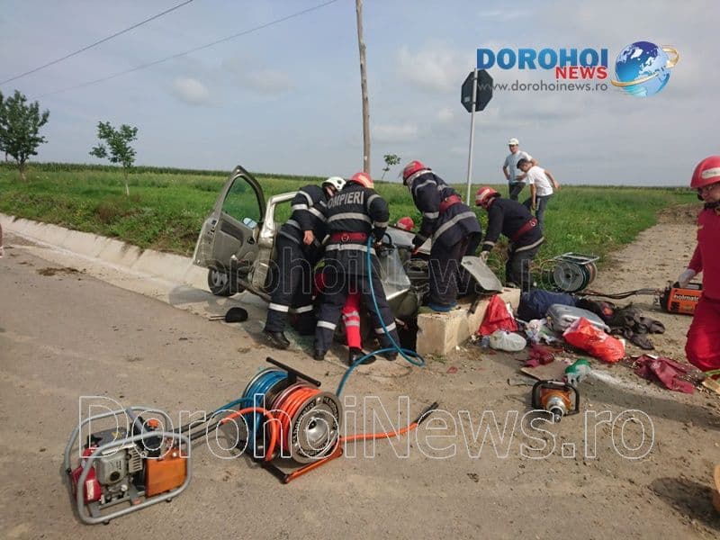 Accident! Trei persoane rănite după impactul unui autoturism cu un cap de pod - FOTO
