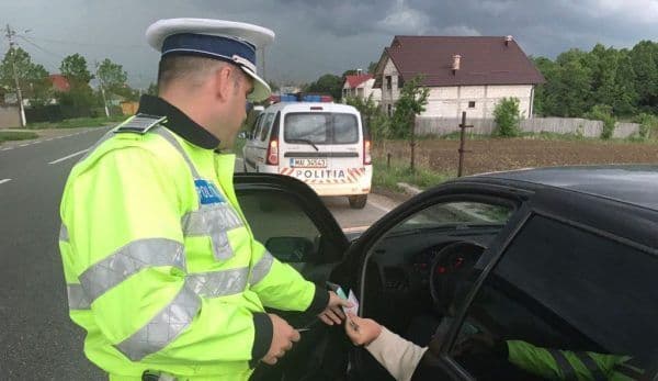 INCONȘTIENȚĂ: Fără permis de conducere, a urcat beat la volanul unei mașini împrumutate pe care a lovit-o apoi a fugit