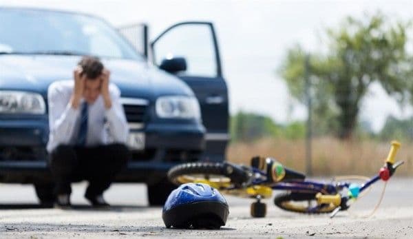 ACCIDENT: Copil lovit de maşină în timp ce traversa strada pe bicicletă
