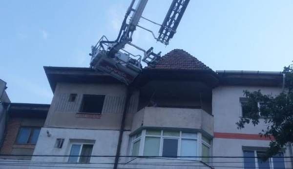 Intervenție de urgență a pompierilor la un bloc din Botoșani - FOTO