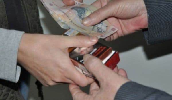 Dosar penal pentru o femeie de 35 de ani prinsă în timp ce vindea țigări de contrabandă