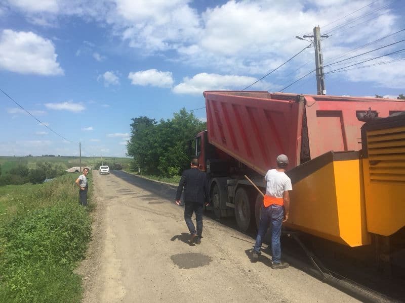 Au fost reluate lucrările de asfaltare pe drumurile județene - FOTO