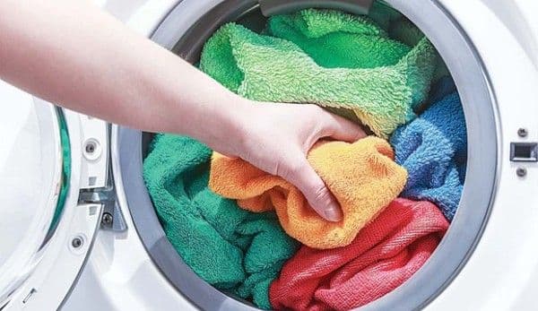 Cum să speli prosoapele ca să fie moi și fără miros