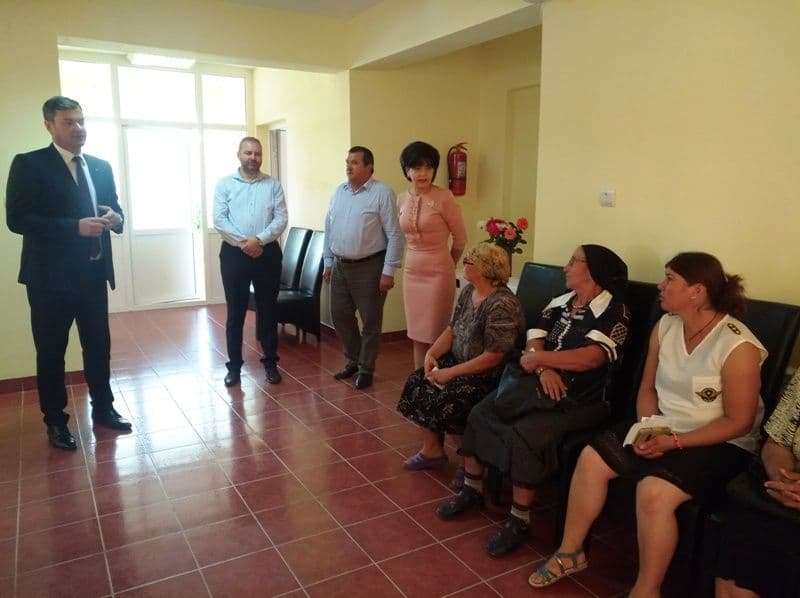 Prefectul Dan Șlincu, prezent la Coșula pentru a înmâna persoanelor afectate de inundațiile din luna iunie ajutoarele de urgență - FOTO