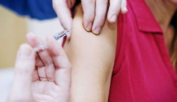 De ce fetele trebuie să se vaccineze anti HPV