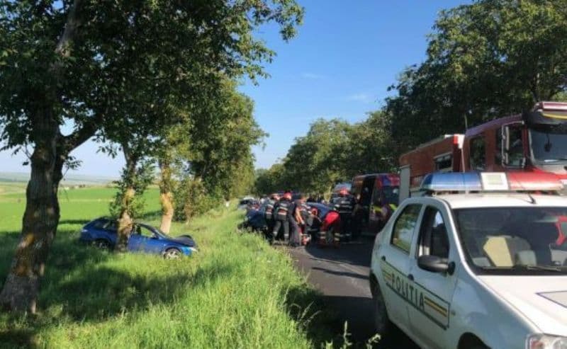 A produs un accident, apoi și-a văzut de drum. În urmă au rămas trei mașini avariate și două victime