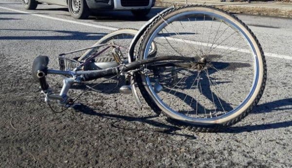 Adolescent de 13 ani, rănit după ce a căzut cu bicicleta pe porțiunea de drum în lucru de pe bulevardul Victoriei