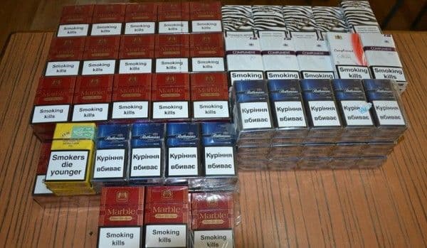 Țigări de contrabandă confiscate de oamenii legii. Erau expuse spre vânzare în trei magazine