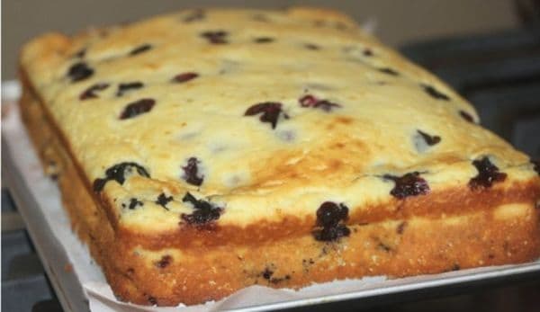 Prăjitură delicioasă cu brânză şi afine