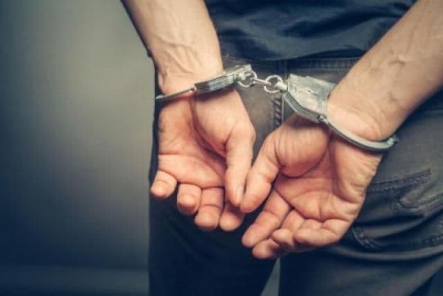 Botoșănean încătușat și dus la Psihiatrie după ce și-a bătut nevasta pe stradă